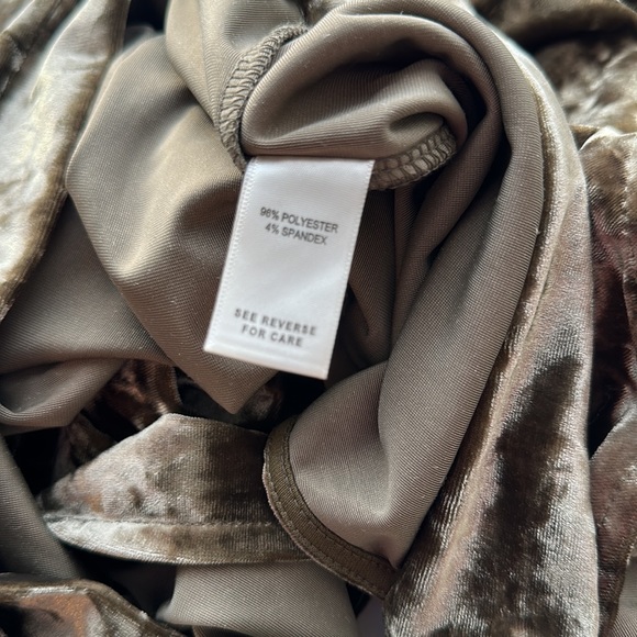 ❌SOLD❌Willow & Root Open Back Velvet Top - Picture 7 of 7